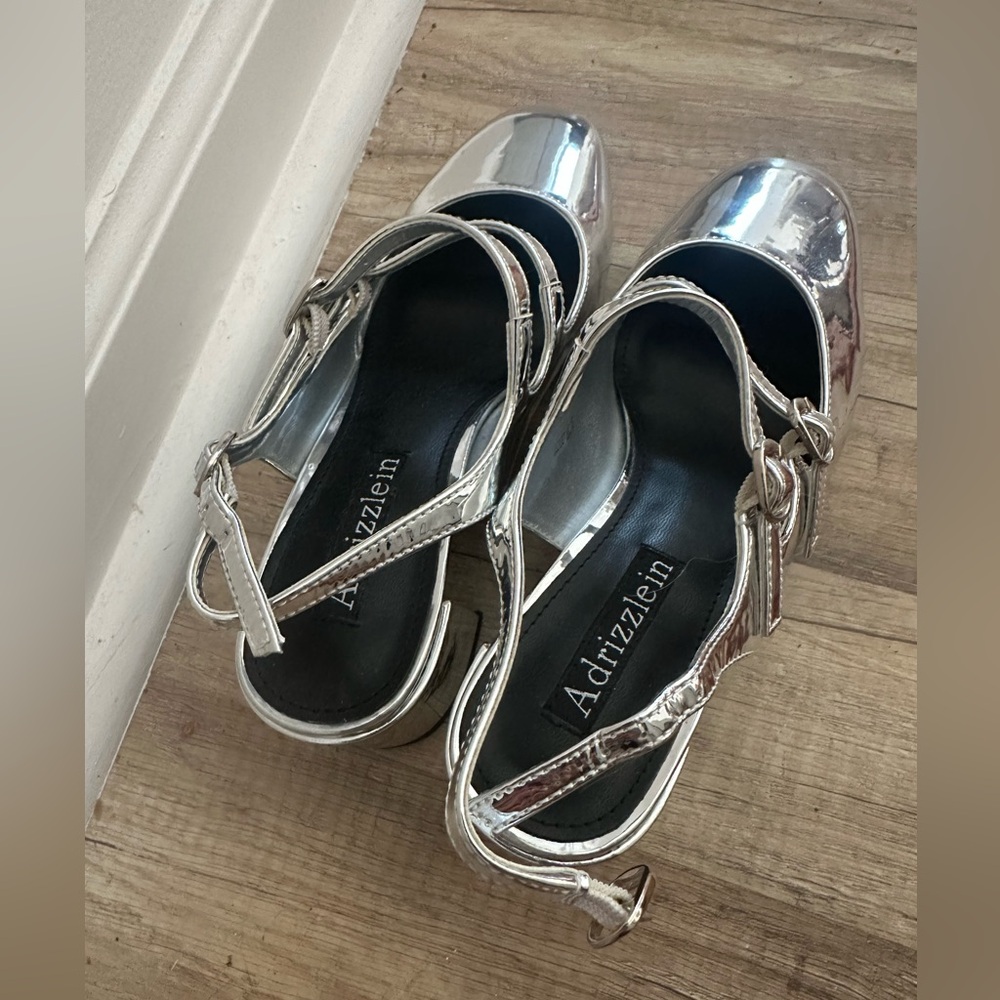 Silver heels - Picture 3 of 4